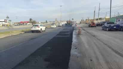 Los trabajos se realizan por las noches, para generar menores afectaciones a la circulación vehicular. (EL SIGLO DE TORREÓN)