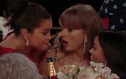 Video. Una usuaria de la red X habría desifrado la conversación entre Selena y Taylor sobre Timothée y Kylie Jenner.