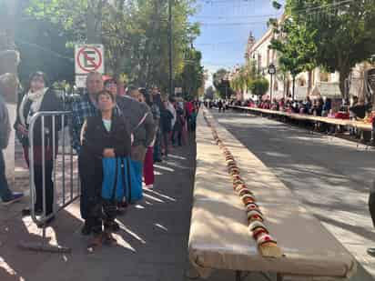 Pese a que él termómetro alcanzó entre los 9 y 10 grados, los pequeños y adultos se encontraban deseosos de disfrutar de esta tradición. (EL SIGLO DE TORREÓN)