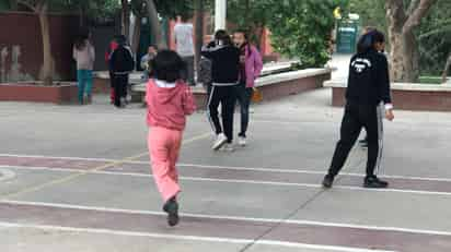 Estudiantes de nivel básico no acudieron a la escuela ante las bajas temperaturas en La Laguna. (FERNANDO COMPEAN)