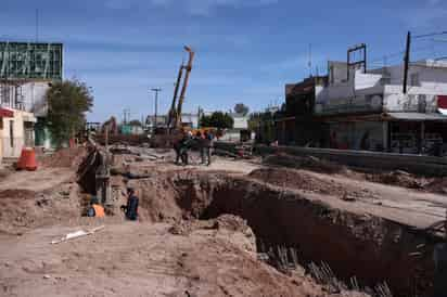 Las obras del paso a desnivel continúan, en tanto Ferromex da un dictamen sobre los trabajos realizados en diciembre. (VAYRON INFANTE / EL SIGLO DE TORREÓN)