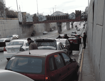 Posteriormente, colisionaron un Nissan Sentra y un Volkswagen Pointer, ambos en color negro. (EL SIGLO DE TORREÓN)