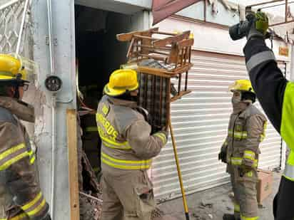 En Torreón, la barda del acceso de un domicilio se derrumbó.