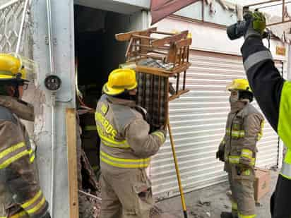 Personal de Bomberos y Protección Civil sugirieron que se desocupe la propiedad ante el riesgo de que el resto de estructura colapse.