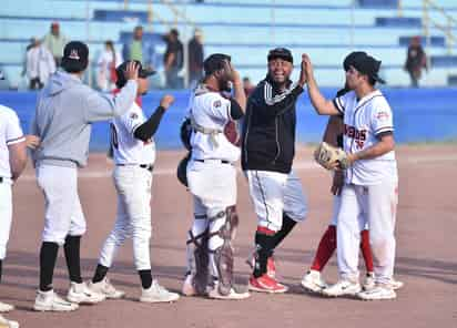 “El Oso” Alan Guerrero sonríe, en plena celebración del equipo Metalero tras lograr la victoria (RAMÓN SOTOMAYOR) 