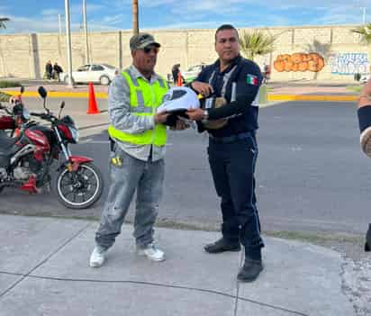 La entrega de cascos forma parte del Operativo Savando Vidas en Gómez Palacio. (CORTESÍA)