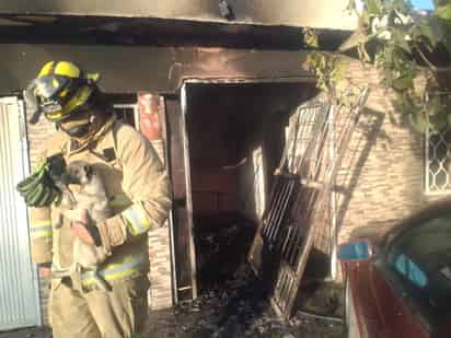 Después de varios minutos de intensas labores, finalmente se logró sofocar el fuego antes de que se extendiera a los domicilios aledaños. (EL SIGLO DE TORREÓN)