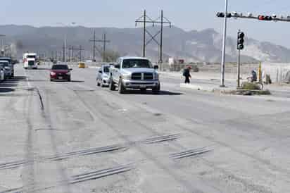 En el caso del bulevar Laguna Sur, las necesidades más visibles se encuentran en el tramo de la colonia Lázaro Cárdenas. (FERNANDO COMPEÁN / EL SIGLO DE TORREÓN)