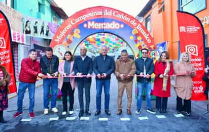 Algunos de los productos que se ofrecen en el mercado como los elaborados con hierbas de la región del Cañón de Jimulco, miel de abeja, gorditas y pan ranchero. (CORTESÍA)