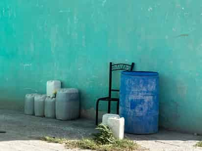 Las vecinas de fraccionamiento como Paraíso, manifestaron que llevan años batallando con el servicio de agua potable. (EL SIGLO DE TORREÓN)