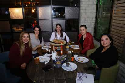 Diana Guardado, Carmen Guardado, Fernanda Alarcón, María Luisa Aguilera y Gladys (EL SIGLO DE TORREÓN/ENRIQUE CASTRUITA)