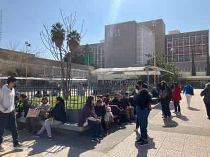 Derechohabientes madrugaron para ser atendidos por el personal médico, pero ayer hubo paro de labores durante más de una hora. (ANGÉLICA SANDOVAL / EL SIGLO DE TORREÓN)