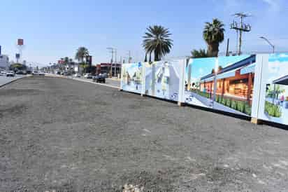 Aún no se ha concesionado a particulares el espacio donde se habrá de construir una pequeña plaza frente al centro comercial. (FERNANDO COMPEÁN / EL SIGLO DE TORREÓN)