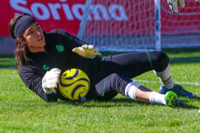 El guardameta lagunero no pudo completar el partido de la jornada anterior, pero aseguró que fueron solamente calambres los que sintió y que con descanso y una leve terapia, podrá jugar el domingo en el Corona (CORTESÍA CSL) 