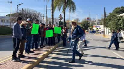 Inconformes manifestaron su inconformidad en un plantón. (GUADALUPE MIRANDA / EL SIGLO DE TORREÓN)