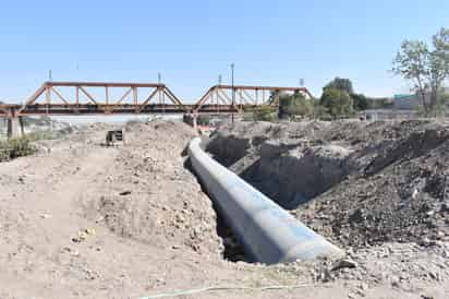 El día de ayer, el organismo operador se daba a la tarea de colocar válvulas expulsoras de aire en la tubería del tanque Nazas. (FERNANDO COMPEÁN / EL SIGLO DE TORREÓN)