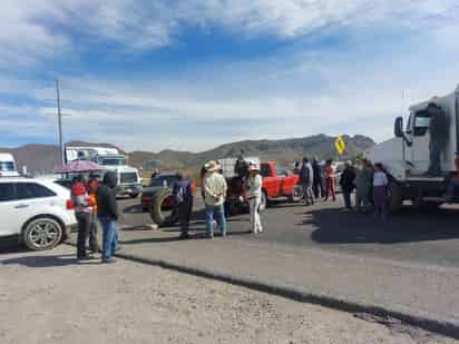 Vecinos de la colonia Juan José Rosas, de la localidad de León Guzmán, en Lerdo, se retiraron, tras la llegada de la tubería necesaria para abastecer a más de 200 familias. (EL SIGLO DE TORREÓN)