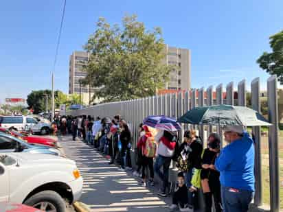 Todos los días, hay filas kilométricas a las afueras de la Clínica 16 y hay ocasiones en que los usuarios tienen que esperar más de tres horas para conseguir medicamentos.