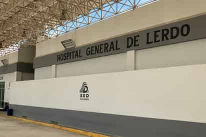 La joven madre dijo que el bebé no quería comer, por lo que lo trasladó a un consultorio médico particular, posteriormente, debido al mal estado de salud que presentaba, lo llevó al Hospital General de Lerdo.