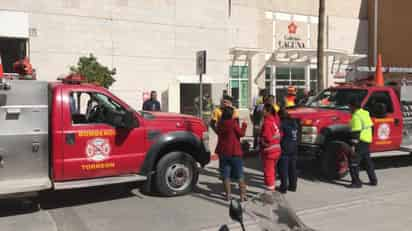 Al interior de un restaurante de alitas ubicado dentro del centro comercial Galerias Laguna en Torreón se registró un conato de incendio que según los reportes comenzó en el área de cocina. (FERNANDO COMPEÁN / EL SIGLO DE TORREÓN)