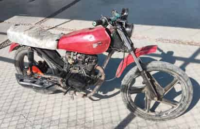 El hombre fue detenido mientras conducía una motocicleta de color rojo con el número de serie alterado