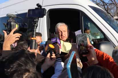 Mientras salía del lugar y tras recibir las peticiones de ciudadanos que acudieron a verlo, el presidente manifestó que ha cumplido con todos los acuerdos establecidos. (ARCHIVO)