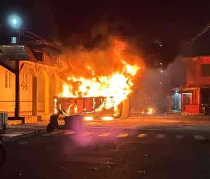 Fuerzas policiales estatal y federal intervinieron para salvar a los municipales y contener a la turba. (X)