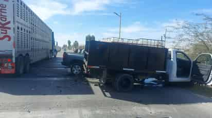 Se impacta camioneta contra camión de volteo sobre la carretera Torreón - San Pedro