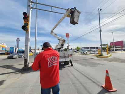 A la vez, el SIMV realiza labores de supervisión en el funcionamiento de los semáforos, además de atender los reportes sobre las fallas. (EL SIGLO DE TORREÓN)