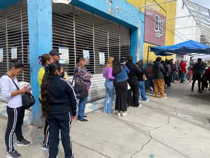 Pese a la gran asistencias de personas para tramitar su INE, esperaban terminar con todos los trámites antes de las 12 de la noche. (EL SIGLO DE TORREÓN)