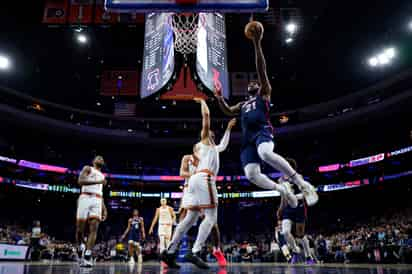 Una y otra vez, Joel Embiid encestó puntos a diestra y siniestra (AP)