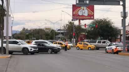 Se calcula que más de 30 mil vehículos transitan diariamente por este crucero, uno de los que están identificados como puntos críticos en la ciudad de Torreón. (FOTO: FERNANDO COMPEÁN)