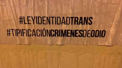 Se planta grupo de integrantes de la comunidad LGBTIQ+ a las afueras del Congreso de Durango. (EL SIGLO DE TORREÓN)