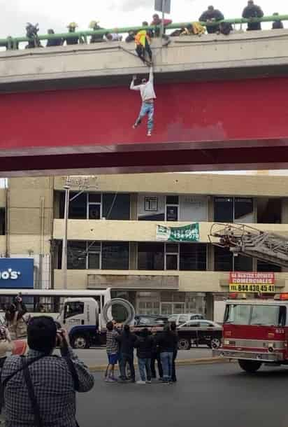 El hombre saltó de un puente vehicular en Saltillo.