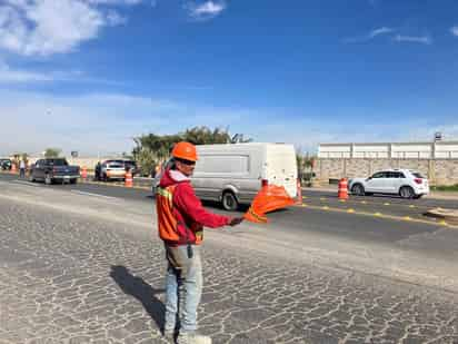 Para mayor seguridad de los automovilistas que se incorporan, se colocaron boyas divisorias en la unión de carriles laterales. (FERNANDO COMPEÁN / EL SIGLO DE TORREÓN)