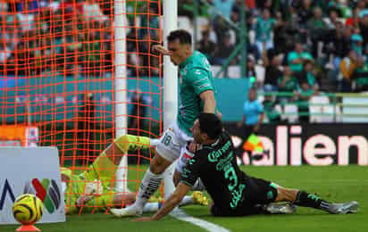 El delantero charrúa del León, Federico Viñas, fungió como verdugo de los albiverdes, al anotar un doblete ayer en el Bajío, para que los Panzas Verdes le ganaran 3-2 a Santos Laguna que a pesar de jugar los últimos minutos con 10 elementos, estuvieron cerca de rescatar la igualada en el tiempo de compensación. (EFE)