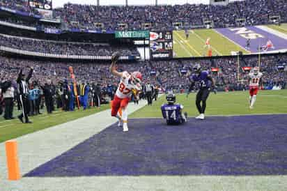 Travis Kelce recibió el ovoide para 116 yardas y anotó un touchdown que celebró azotando el balón en la zona de anotación, ante la frustración de los defensivos de Baltimore, quienes tuvieron una tarde muy ocupada, ante el ala cerrada y el súper estrella Patrick Mahomes. (AP)