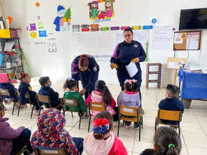 Agentes visitan a niños de preescolar para platicarles sobre el respeto, amor y tolerancia. (CORTESÍA)