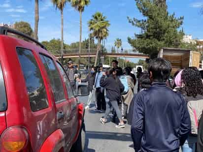 Mantienen cerrado el bulevar Venustiano Carranza y avenida Universidad. (ISABEL AMPUDIA)