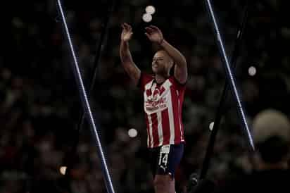 A pesar del magno evento en el que fue presentado Javier Hernández aún no podrá jugar con Chivas. (ARCHIVO)