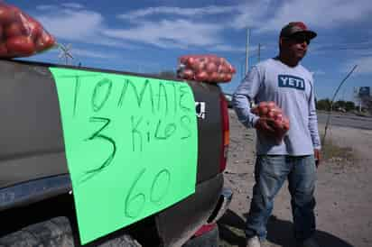 Jorge oferta su tomate a 60 pesos por tres kilos y se instala muy cercano al bulevar Jabonoso. (VAYRON INFANTE / EL SIGLO DE TORREÓN)