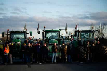 La imagen de tractores apostados cara a cara frente a las tanquetas policiales que vigilaban uno de los puntos de bloqueo de una autopista que conduce a París, auguraba que podían saltar chispas.