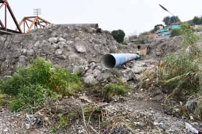 Poco después del mediodía, el agua comenzó a brotar del tubo de desfogue en cantidad abundante, aunque minutos después la válvula fue cerrada, y la salida no fue constante a partir de entonces. (FERNANDO COMPEÁN / EL SIGLO DE TORREÓN)