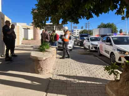 La unidad es un automóvil de la marca Nissan, Versa, conducida por Fernando de aproximadamente 50 años de edad. (EL SIGLO DE TORREÓN)