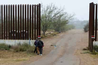 Hasta 250 personas migrantes cruzan a diario por Eagle Pass