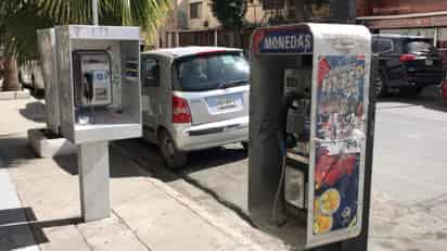 En la zona Centro también hay teléfonos públicos en desuso, llenos de grafiti y basura, como es el caso de los que se encuentran en las calles Hidalgo, Juárez, Zaragoza, Valdez Carrillo y otras más. (FERNANDO COMPEÁN / EL SIGLO DE TORREÓN)