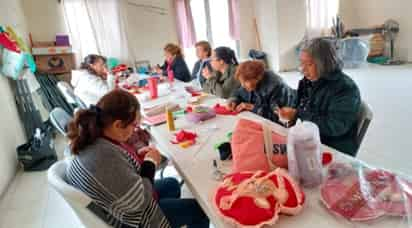 Las actividades de manualidades buscan fomentar la creatividad entre los ciudadanos. (CORTESÍA)