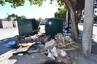 A pesar de que están los contenedores, la gente tira sus bolsas de basura afuera de ellos. (FERNANDO COMPEÁN / EL SIGLO DE TORREÓN)