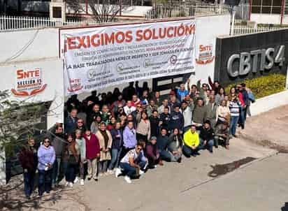 Mientras la DGETI no les dé una respuesta favorable, docentes del Cbtis No. 4 de Lerdo continuarán con la asamblea permanente. (CORTESÍA)