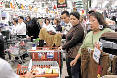 El rubro que capta la expectativa sobre la situación económica de los miembros del hogar dentro de 12 meses respecto de la que registran en el momento actual creció 0.9 puntos. (ARCHIVO)